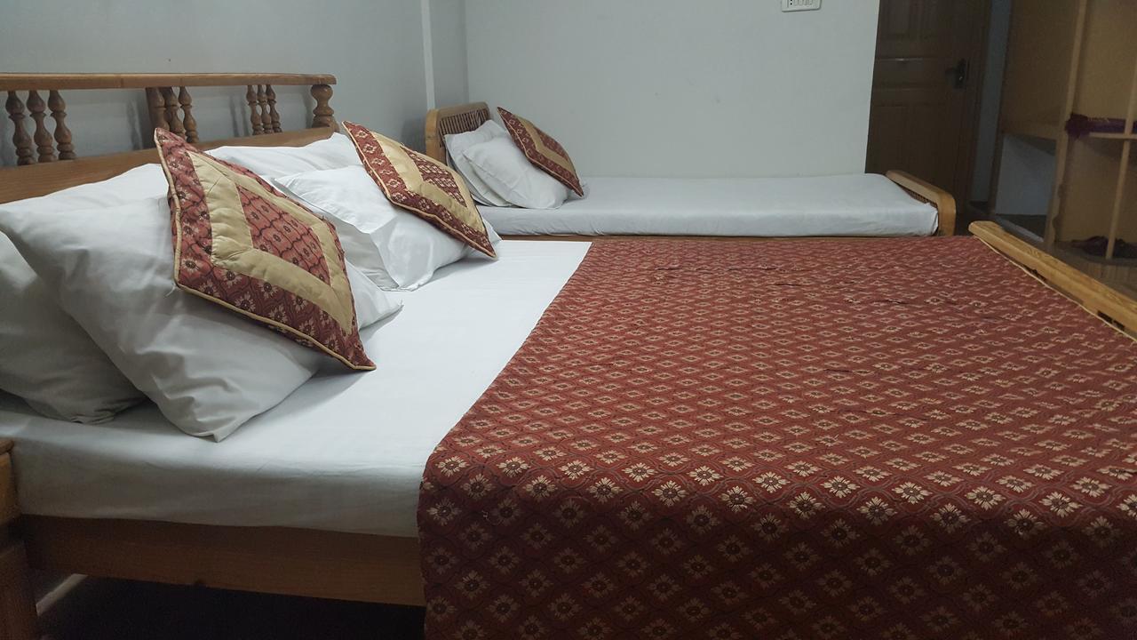 Pine Top Hotels Naran Esterno foto