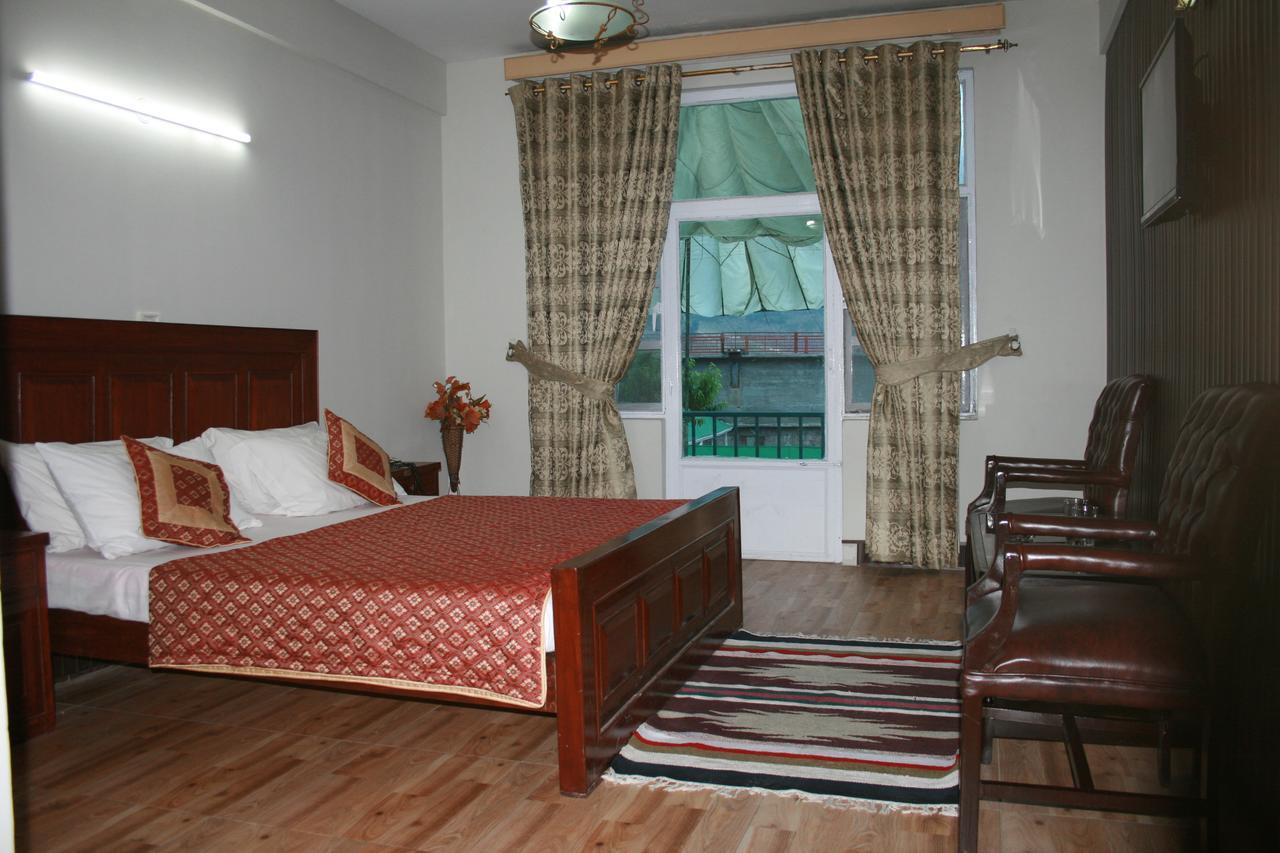 Pine Top Hotels Naran Esterno foto