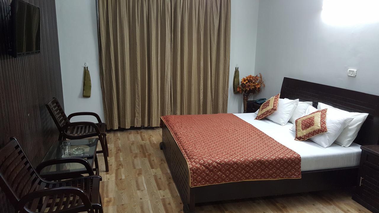 Pine Top Hotels Naran Esterno foto