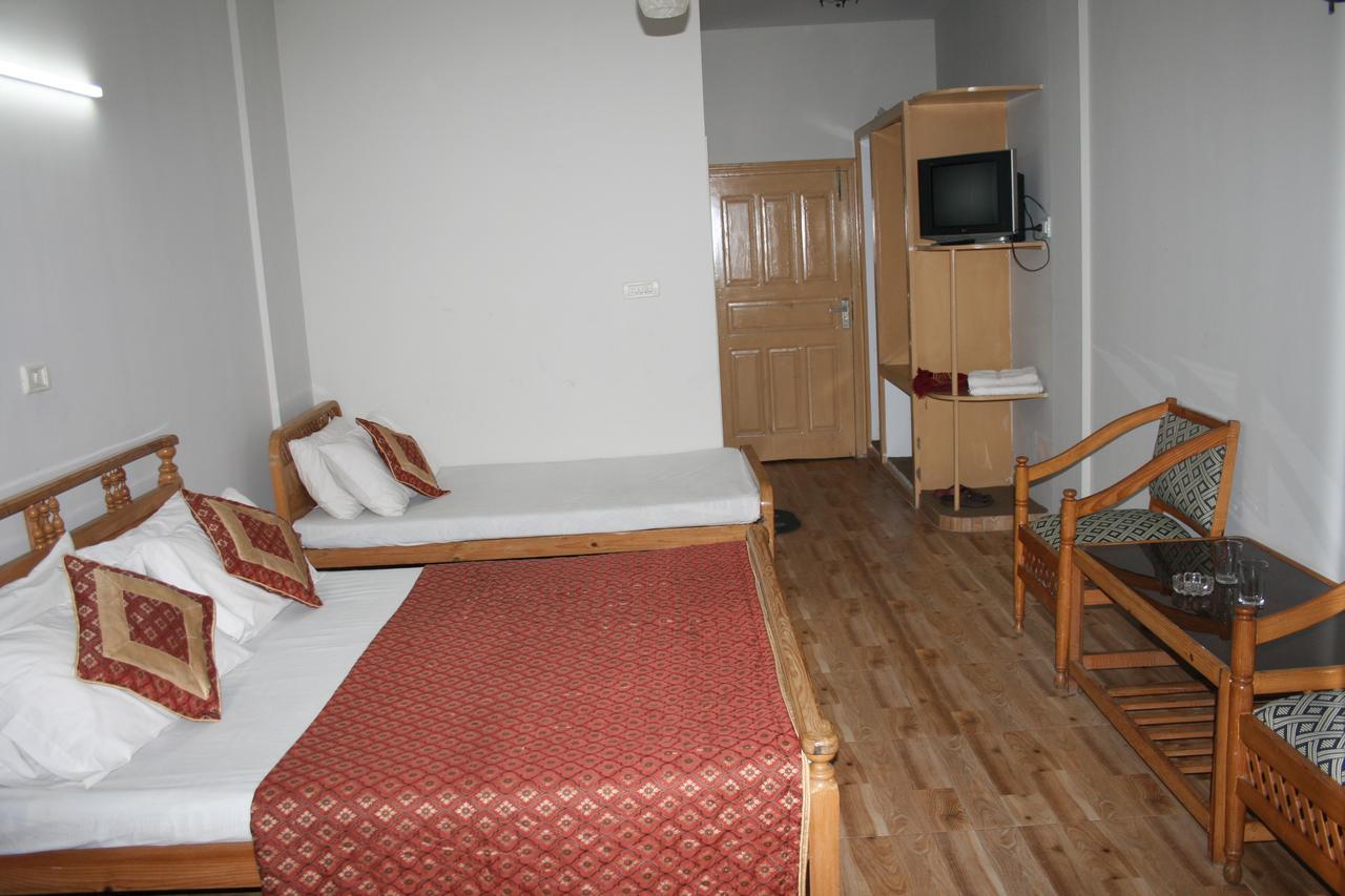 Pine Top Hotels Naran Esterno foto